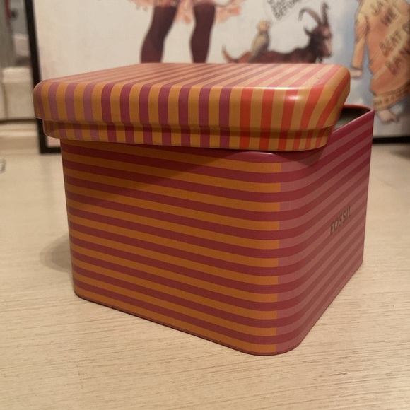 Fossil Tin Gift Box - Picture 4 of 4